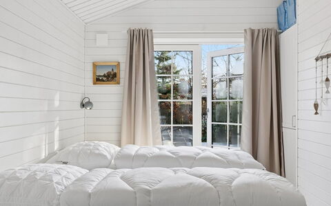 Hoat - 250M from the Sea: Schlafzimmer, Holz, Linens, Bettdecke, Bedding, Textil, Bett, Interior Design, Möbel, Fussboden
