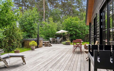 Hoat - 250M from the Sea: Holz, Holzboden, Veranda, Hartholz, Möbel, Gartenmöbel, Deck, Zuhause, Planke, Tür