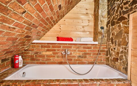 Roubenka U Potoka: Armatur, Flooring, Installation, Fussboden, Badewanne, Dachboden, Badezimmer, Zapfhahn, Holzbeize