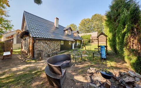 Roubenka U Potoka: Haus, Dach, Hütte, Zuhause, Ländliches Gebiet, Hinterhof, Estate, Bauernhaus, Garten, Dorf