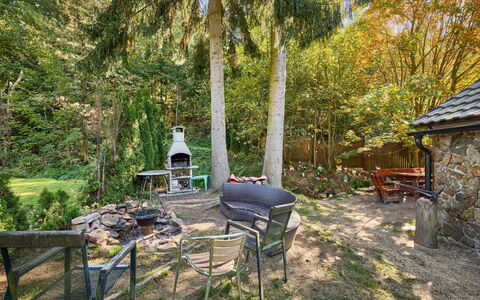Roubenka U Potoka: Möbel, Strauch, Garten, Gartenmöbel, Stuhl, Hinterhof, Tisch Im Freien, Schatten, Hütte, Landscaping