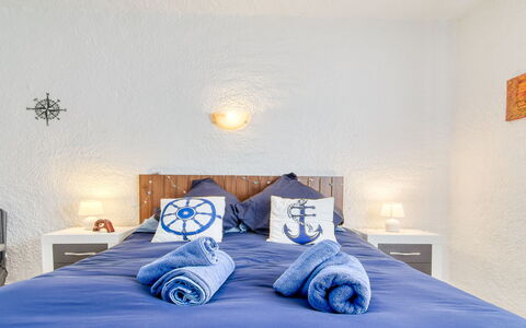Sant Mori: Möbel, Bett, Schlafzimmer, Bedding, Bettdecke, Interior Design, Linens, Fussboden, Decke, Flooring