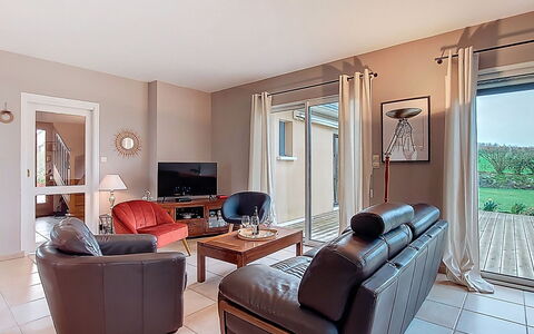Le Duc: Möbel, Interior Design, Flooring, Fussboden, Couch, Decke, Wohnzimmer, Zimmer, Zuhause, Tabelle