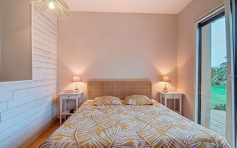 Le Duc: Bett, Möbel, Interior Design, Schlafzimmer, Wand, Bedding, Bettdecke, Fussboden, Holz, Decke
