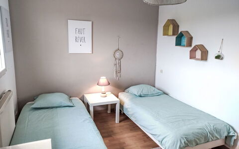 Le Duc: Möbel, Bett, Schlafzimmer, Interior Design, Wand, Fussboden, Flooring, Holz, Bedding, Bettdecke