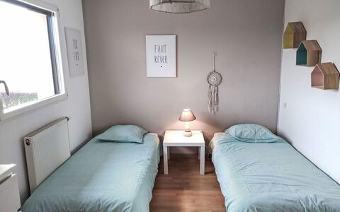 Le Duc: Bett, Möbel, Schlafzimmer, Interior Design, Bettdecke, Bedding, Fussboden, Holz, Flooring, Zimmer