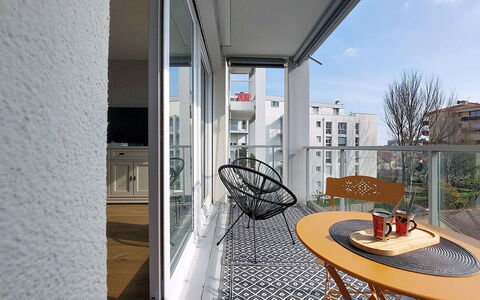 Le Colibri: Holz, Wohnung, Interior Design, Möbel, Fussboden, Zuhause, Balkon, Glas, Stuhl, Eigentumswohnung
