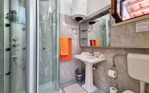 Blue: Interior Design, Flooring, Fussboden, Zimmer, Armatur, Decke, Sinken, Installation, Toilette, Zapfhahn