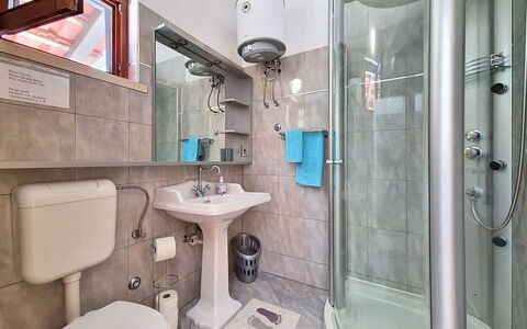 Blue: Armatur, Interior Design, Sinken, Bad Sink, Flooring, Fussboden, Badezimmer, Zimmer, Installation, Zapfhahn