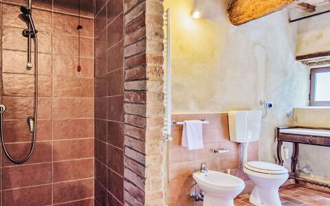 La Collina degli Ulivi: Wand, Flooring, Armatur, Fussboden, Die Architektur, Badezimmer, Tür, Installation, Verbundwerkstoff, Fliese