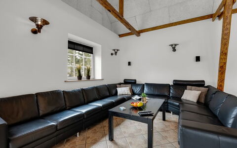 Blaguna - 9Km to the Fjord: Möbel, Couch, Flooring, Interior Design, Decke, Fussboden, Beleuchtung, Zimmer, Zuhause, Wohnzimmer