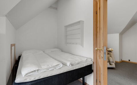 Blaguna - 9Km to the Fjord: Holz, Interior Design, Schlafzimmer, Fussboden, Decke, Flooring, Bett, Bedding, Zimmer, Bettdecke