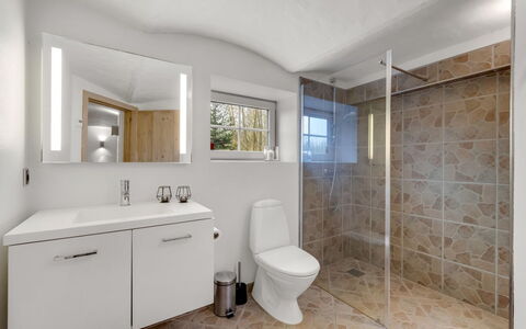 Blaguna - 9Km to the Fjord: Badezimmer, Flooring, Armatur, Interior Design, Fussboden, Bad Sink, Sinken, Badezimmerschrank, Decke, Zapfhahn