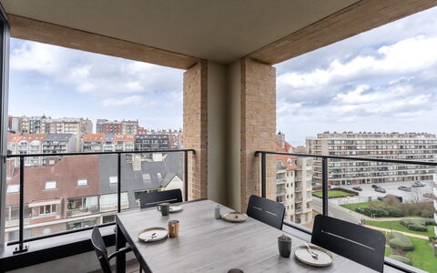 Parkville with Parking & Terrace: Wohnung, Flooring, Fussboden, Verbundwerkstoff, Eigentumswohnung, Geschäftshaus, Beton, Glas, Balkon