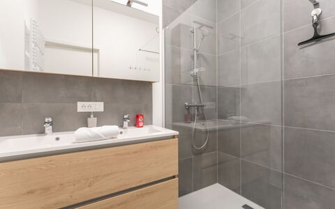 Parkville with Parking & Terrace: Flooring, Armatur, Fussboden, Badezimmerschrank, Sinken, Badezimmer, Bad Sink, Interior Design, Zapfhahn, Installation