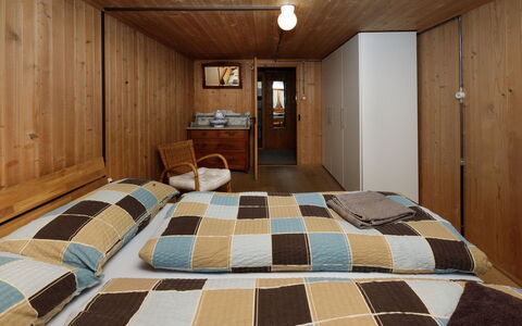 Haus Margrittli: Möbel, Interior Design, Fussboden, Flooring, Holz, Decke, Zimmer, Schlafzimmer, Bett, Hartholz