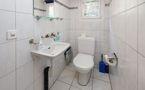 Haus Margrittli: Badezimmer, Toilleten Sitz, Bad Sink, Armatur, Toilette, Sinken, Flooring, Zapfhahn, Fussboden, Interior Design
