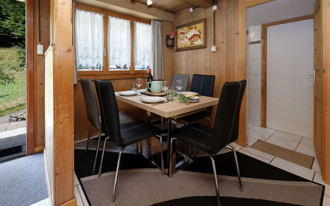 Haus Margrittli: Möbel, Interior Design, Holz, Flooring, Decke, Zimmer, Fussboden, Beleuchtung, Tabelle, Küche