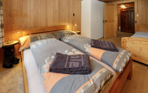Haus Margrittli: Holz, Interior Design, Möbel, Decke, Flooring, Fussboden, Zimmer, Schlafzimmer, Bett, Hartholz