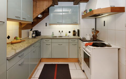 Haus Margrittli: Küche, Countertop, Küchengerät, Flooring, Cabinetry, Holz, Interior Design, Major Appliance, Fussboden, Decke