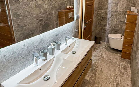 Vilém: Flooring, Holz, Armatur, Fussboden, Badezimmerschrank, Sinken, Bad Sink, Interior Design, Installation, Badezimmer