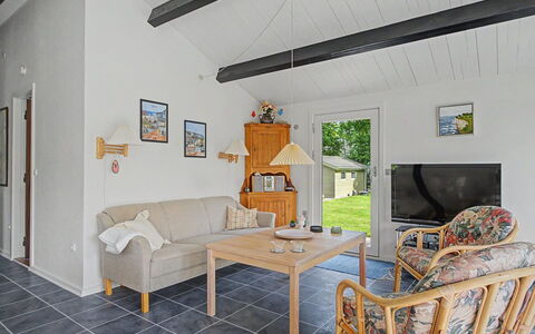 Pascal - 175M from the Sea: Tür, Hütte, Stuhl, Hartholz, Holzbeize, Veranda, Gartenmöbel, Planke, Abstellgleis, Wohnzimmer