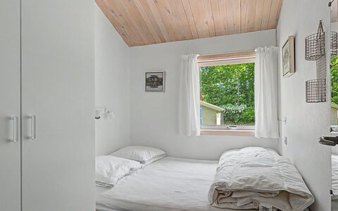 Pascal - 175M from the Sea: Schlafzimmer, Wand, Bett, Holz, Interior Design, Decke, Möbel, Bettdecke, Fussboden, Bedding