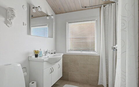 Pascal - 175M from the Sea: Armatur, Badezimmer, Interior Design, Sinken, Flooring, Fussboden, Decke, Zapfhahn, Bad Sink, Badezimmerschrank
