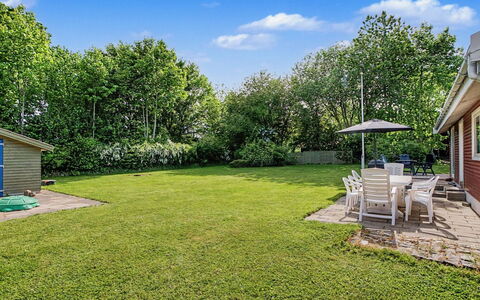 Pascal - 175M from the Sea: Gras, Baum, Garten, Strauch, Rasen, Grundstueck, Schatten, Ground