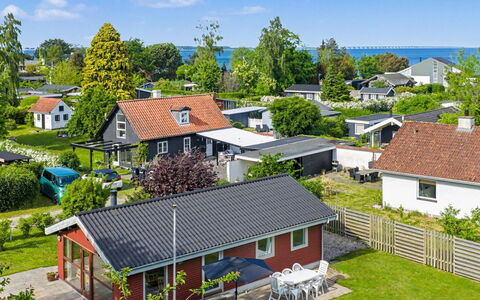 Pascal - 175M from the Sea: Wohngebiet, Haus, Zuhause, Dach, Landschaft, Vorort, Hütte, Estate, Landscaping, Eco Hotel