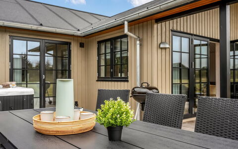 Emin - 2.8Km from the Sea: Möbel, Holz, Interior Design, Flooring, Fussboden, Stuhl, Zimmer, Decke, Wohnzimmer, Wohnung