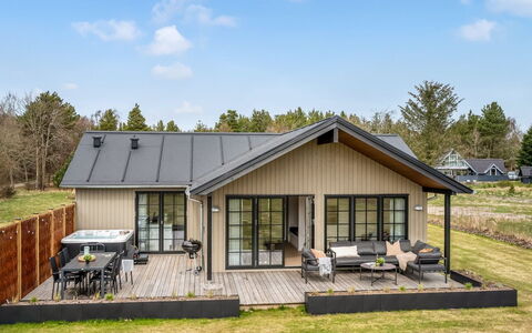 Emin - 2.8Km from the Sea: Möbel, Holz, Interior Design, Flooring, Fussboden, Stuhl, Zimmer, Decke, Wohnzimmer, Wohnung