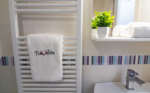 Villa i Gabbiani Otranto: Interior Design, Fussboden, Zimmer, Armatur, Badezimmer, Sinken, Design, Handtuch, Installation