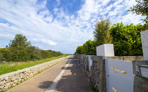 Villa i Gabbiani Otranto: Himmel, Blau, Daytime, Durchgangsstrasse, Walkway, Sonnenlicht, Bürgersteig, Steinwand, Weg, Pfad