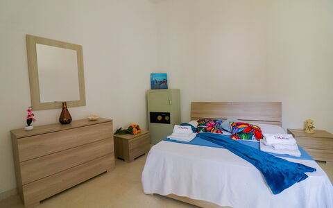 Elaia'S House Cannole: Möbel, Bett, Schlafzimmer, Interior Design, Fussboden, Bettdecke, Flooring, Holz, Bedding, Zimmer