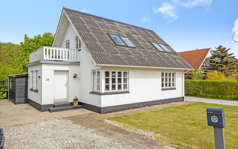 Seved - 440M from the Sea: Wohnung, Schatten, Balkon, Stuhl, Zaun, Gartenmöbel, Aluminium, Kunstrasen