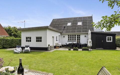 Seved - 440M from the Sea: Wohnung, Schatten, Balkon, Stuhl, Zaun, Gartenmöbel, Aluminium, Kunstrasen