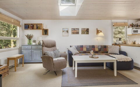 Ansfried - 900M from the Sea: Möbel, Interior Design, Couch, Flooring, Fussboden, Decke, Zimmer, Holz, Wohnzimmer, Stuhl