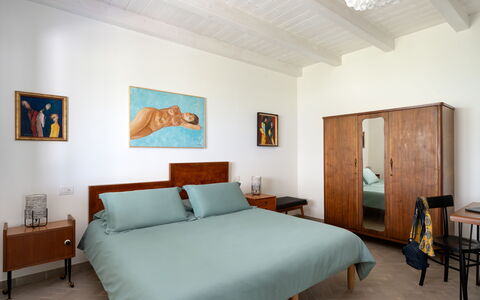 Villa Ombrone: Bett, Möbel, Schlafzimmer, Wand, Flooring, Interior Design, Fussboden, Bedding, Holz, Bettdecke