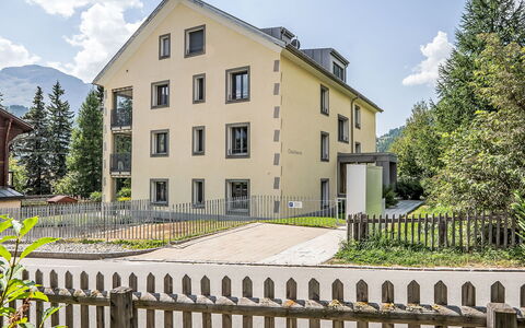 Chesa Chalcherin 3: Gebäude, Fenster, Zuhause, Haus, Wohngebiet, Die Architektur, Hütte, Estate, Zaun, Abstellgleis