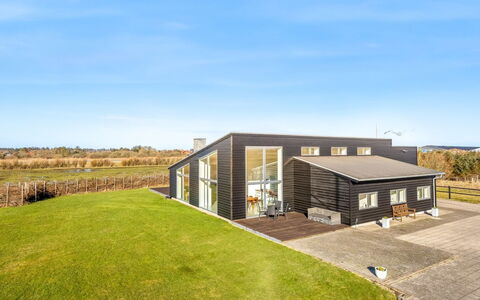Emelita - 1.4Km from the Sea: Möbel, Holz, Interior Design, Flooring, Fussboden, Stuhl, Zimmer, Decke, Wohnzimmer, Wohnung