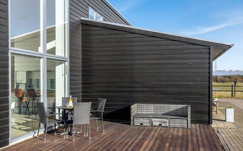 Emelita - 1.4Km from the Sea: Möbel, Holz, Interior Design, Flooring, Fussboden, Stuhl, Zimmer, Decke, Wohnzimmer, Wohnung