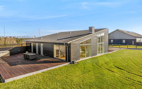 Emelita - 1.4Km from the Sea: Möbel, Holz, Interior Design, Flooring, Fussboden, Stuhl, Zimmer, Decke, Wohnzimmer, Wohnung