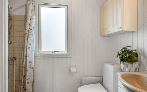 Nikica - from the Sea: Wand, Holz, Armatur, Flooring, Fussboden, Interior Design, Badezimmer, Toilleten Sitz, Toilette, Sinken