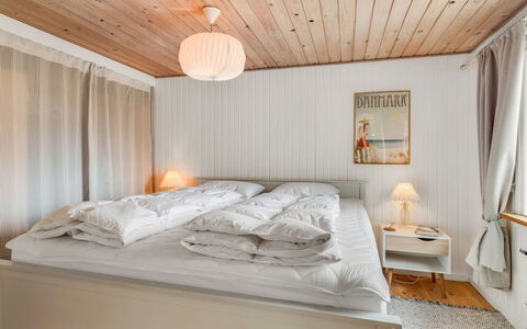Nikica - from the Sea: Bett, Möbel, Interior Design, Schlafzimmer, Holz, Fussboden, Bedding, Flooring, Bettdecke, Decke