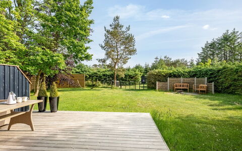 Nikica - from the Sea: Holz, Garten, Strauch, Grundstueck, Hartholz, Schatten, Planke, Holzboden, Rasen, Deck