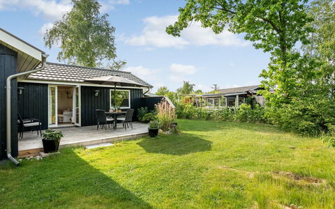 Nikica - from the Sea: Haus, Dach, Zuhause, Wohngebiet, Hütte, Strauch, Garten, Rasen, Ground, Estate