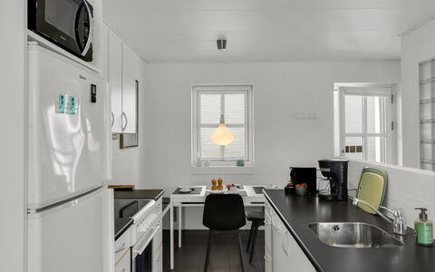 Alwina - 900M from the Sea: Interior Design, Decke, Küche, Flooring, Major Appliance, Fussboden, Küchengerät, Light Fixture, Countertop, Beleuchtung