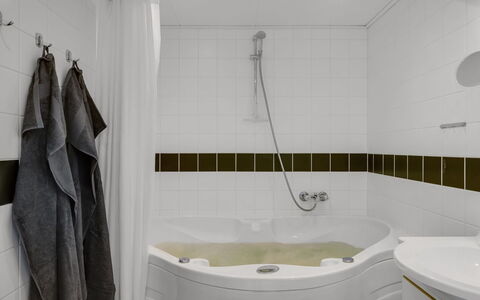 Alwina - 900M from the Sea: Badezimmer, Badewanne, Armatur, Interior Design, Flooring, Zapfhahn, Fussboden, Installation, Fliese, Dusche