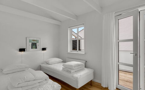 Alwina - 900M from the Sea: Fussboden, Interior Design, Schlafzimmer, Flooring, Bett, Decke, Wohnung, Zimmer, Bedding, Bettrahmen